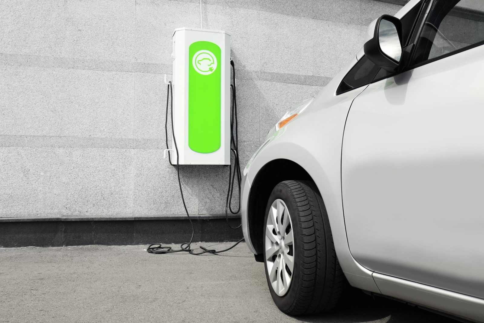 Pogosto je nakup avtomobila  odvisen od polnilne postaje za električna vozila, če jih je zadosti na voljo v okolici